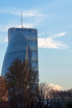 Şehir hayatı, Milano 'daki modern park, Lombardy, İtalya, sonbaharda