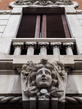 Milano, Lombardy, İtalya 'daki Corso Sempione boyunca tarihi konut binası cephesi