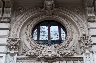 Milano, Lombardy, İtalya 'daki Corso Sempione boyunca tarihi konut binası cephesi