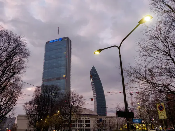 Şehir hayatı, Milano 'daki modern park, Lombardy, İtalya, akşam