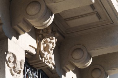 Milano, Lombardy, İtalya 'daki Corso Sempione boyunca tarihi konut binası cephesi