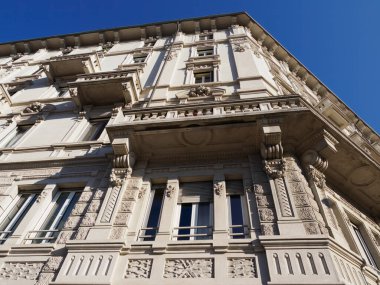 Milano, Lombardy, İtalya 'daki Corso Sempione boyunca tarihi konut binası cephesi