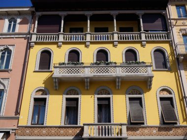 Como, Lombardy, İtalya 'daki tarihi saray cephesi