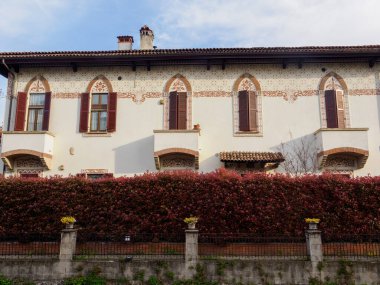 Milano, Lombardy, İtalya 'daki Martesana Kanalı' ndaki eski bina.