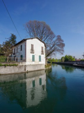 Milano 'nun Vaprio şehrindeki Martesana Kanalı yakınlarındaki eski bina, Lombardy, İtalya