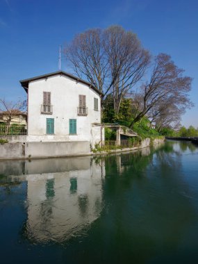 Milano 'nun Vaprio şehrindeki Martesana Kanalı yakınlarındaki eski bina, Lombardy, İtalya