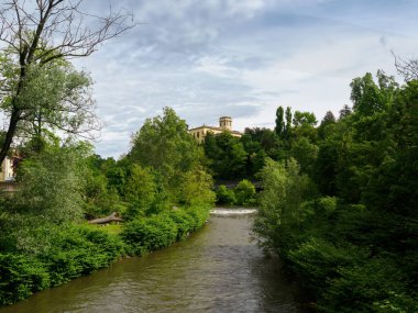 Lambro nehri Gerno 'da bisiklet yolu boyunca, Monza Brianza vilayeti, Lombardy, İtalya