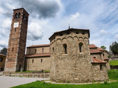 Ortaçağ SS kilisesi. Pietro e Paolo, Agliate, Monza Brianza ili, Lombardy, İtalya