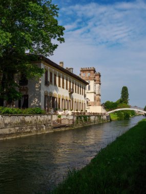 İtalya 'nın Robecco şehrinde Milano eyaletindeki Naviglio Grande bisiklet yolu boyunca uzanan tarihi binalar.