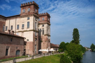 İtalya 'nın Robecco şehrinde Milano eyaletindeki Naviglio Grande bisiklet yolu boyunca uzanan tarihi binalar.