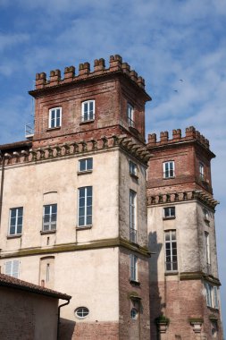 İtalya 'nın Robecco şehrinde Milano eyaletindeki Naviglio Grande bisiklet yolu boyunca uzanan tarihi binalar.