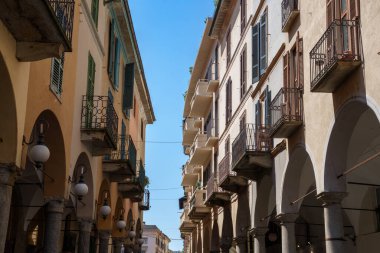 Fratelli Rosselli üzerinden Novara, Piedmont, İtalya 'nın tarihi binalarının dışında.