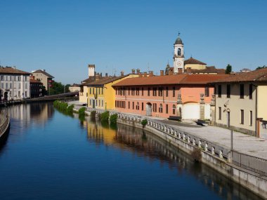 Gaggiano, Naviglio Grande, Milan, Lombardy, İtalya 'nın tarihi kenti. Kanal boyunca Colofrul evleri var.