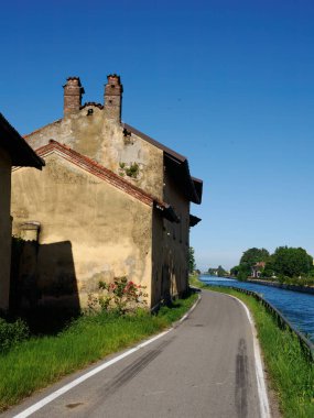 Yazın, Milano 'dan Abbiategrasso, Lombardy, İtalya' ya kadar Naviglio Grande boyunca bisiklet yolu.