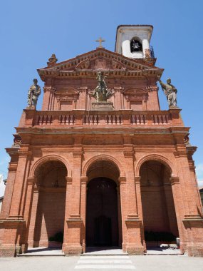 Gropello Cairoli, Lomellina 'daki eski kasaba, Pavia, Lombardy, İtalya. San Giorgio Kilisesi, ön cephe