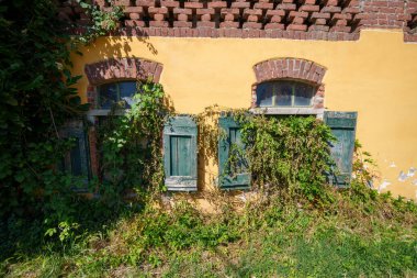 Yazın Naviglio di Bereguardo, Milan, Lombardy, İtalya boyunca kırsal binalar