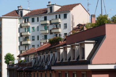 Milano, Lombardiya, İtalya 'daki Piero della Francesca boyunca uzanan konut binaları