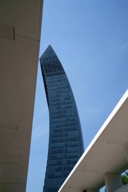 Şehir yaşamı, Milan, Lombardy, İtalya 'da üç kuleli modern ticari ve meskun bölge