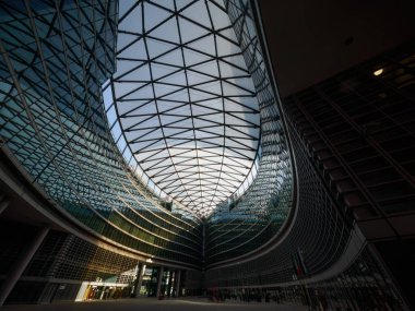 Porta Nuova, Milan, Lombardy, İtalya 'daki modern binalar. Palazzo Lombardia, Piazza Citta di Lombardia, Avrupa 'nın en büyük kapalı alanı.