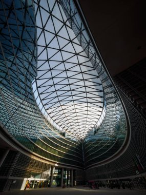 Porta Nuova, Milan, Lombardy, İtalya 'daki modern binalar. Palazzo Lombardia, Piazza Citta di Lombardia, Avrupa 'nın en büyük kapalı alanı.