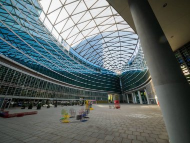 Porta Nuova, Milan, Lombardy, İtalya 'daki modern binalar. Palazzo Lombardia, Piazza Citta di Lombardia, Avrupa 'nın en büyük kapalı alanı.