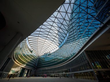 Porta Nuova, Milan, Lombardy, İtalya 'daki modern binalar. Palazzo Lombardia, Piazza Citta di Lombardia, Avrupa 'nın en büyük kapalı alanı.