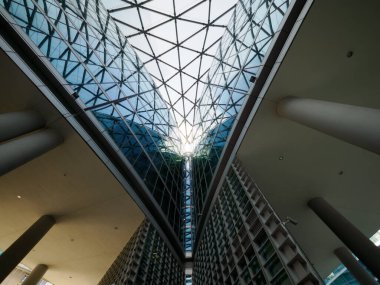Porta Nuova, Milan, Lombardy, İtalya 'daki modern binalar. Palazzo Lombardia, Piazza Citta di Lombardia, Avrupa 'nın en büyük kapalı alanı.