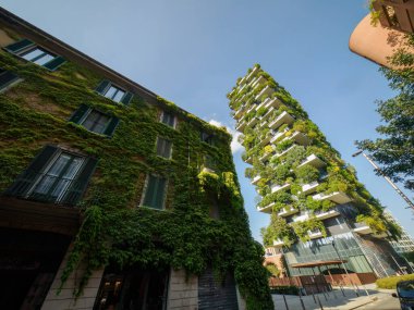 Bosco Verticale, Milano, Lombardiya, İtalya 'daki modern yerleşim yerleri, balkonlarında bitkiler