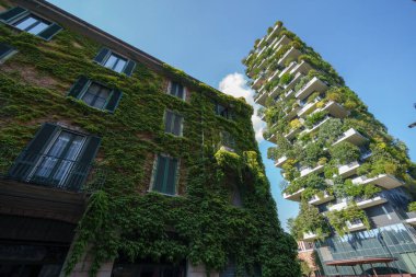 Bosco Verticale, Milano, Lombardiya, İtalya 'daki modern yerleşim yerleri, balkonlarında bitkiler