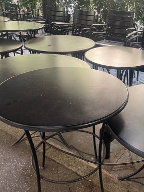 Milano, Lombardy, İtalya 'da Biondi üzerinden bir restoran barının dairesel masaları