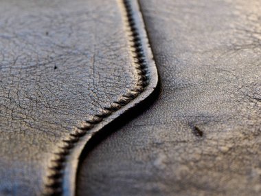 Deri bir çantadaki dikişleri kapat.