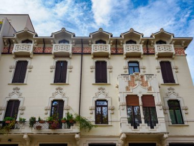 Monza, Lombardy, İtalya 'daki Borgazzi boyunca uzanan tarihi konut binası