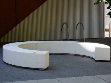 Şehir yaşamında at nalı şekilli bank, Milan, Lombardy, İtalya