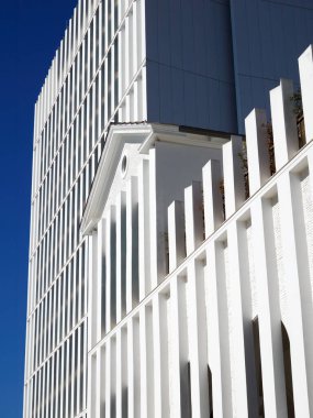 Milano, Lombardy, İtalya 'daki Colleoni üzerinden modern beyaz bina