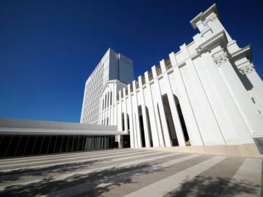 Milano, Lombardy, İtalya 'daki Colleoni üzerinden modern beyaz bina