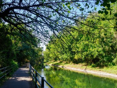 Monza, Lombardy, İtalya 'daki Villoresi kanalı boyunca bisiklet yolu