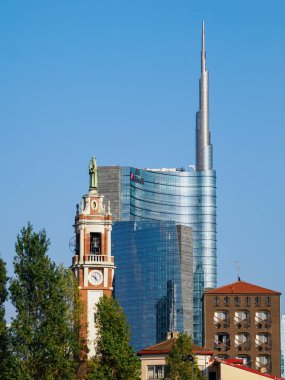Milano, Lombardiya, İtalya 'daki Cimitero Monumentale' den eski ve modern binalar
