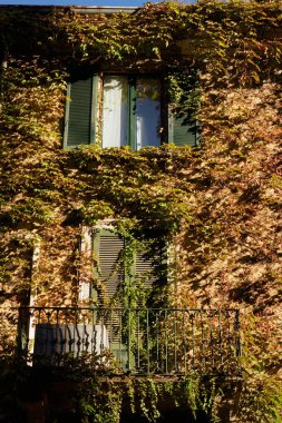 Bosco Verticale yakınlarındaki eski ev Porta Nuova, Milan, Lombardy, İtalya