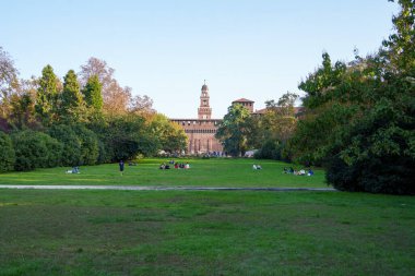 Parco Sempione, Milano, Lombardy, İtalya 'da sonbaharda halk parkı