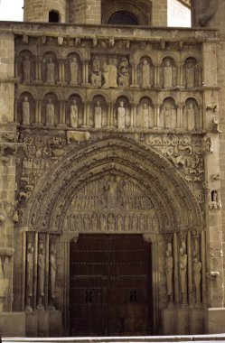 Sanguesa, Navarra, İspanya: Tarihi katedralin ön cephesi