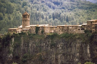 Castellfollit de la Roca, Katalunya, İspanya: tarihi kasaba manzarası