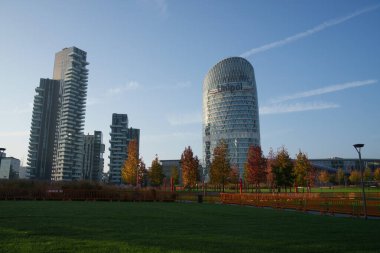 Porta Nuova, Milan, İtalya ve Biblioteca degli alberi parkındaki Unipol kulesi