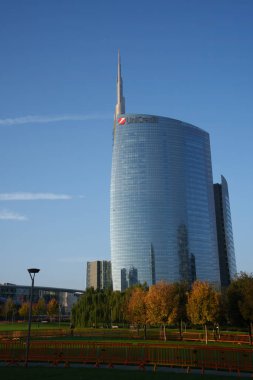 Porta Nuova, Milan, İtalya 'daki Unicredit kulesi ve Biblioteca degli alberi parkı
