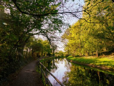 Monza, Brianza, Lombardy, İtalya 'daki Villoresi Kanalı boyunca sonbaharın renkleri