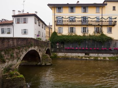 Gerardo dei Tintori ve Edmondo De Amicis caddeleri arasında, Monza, Brianza, Lombardy, İtalya 'daki Lambro nehri üzerindeki eski köprü.