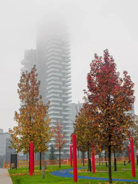 Kasım ayının sisli sabahında Porta Nuova, Milan, Lombardy, İtalya ve Biblioteca degli Alberi parkındaki modern binalar