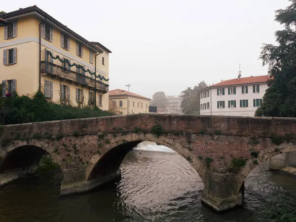 Gerardo dei Tintori ve Edmondo De Amicis caddeleri arasında, Monza, Brianza, Lombardy, İtalya 'daki Lambro nehri üzerindeki eski köprü.