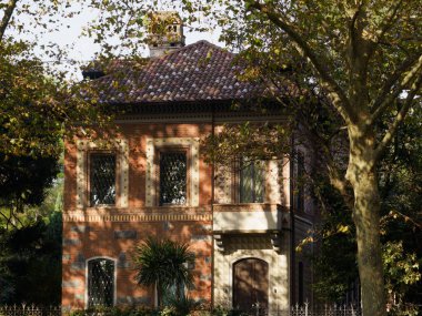 Viale Cesare Battisti boyunca Monza, Brianza, Lombardy, İtalya 'da tarihi bir ev