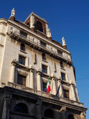 Direzione Generali delle Entrate 'e ev sahipliği yapan tarihi saray Via Manin, Milan, Lombardy, İtalya