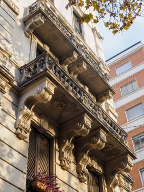 Milano, Lombardy, İtalya 'daki Corso Sempione yakınlarındaki eski bina